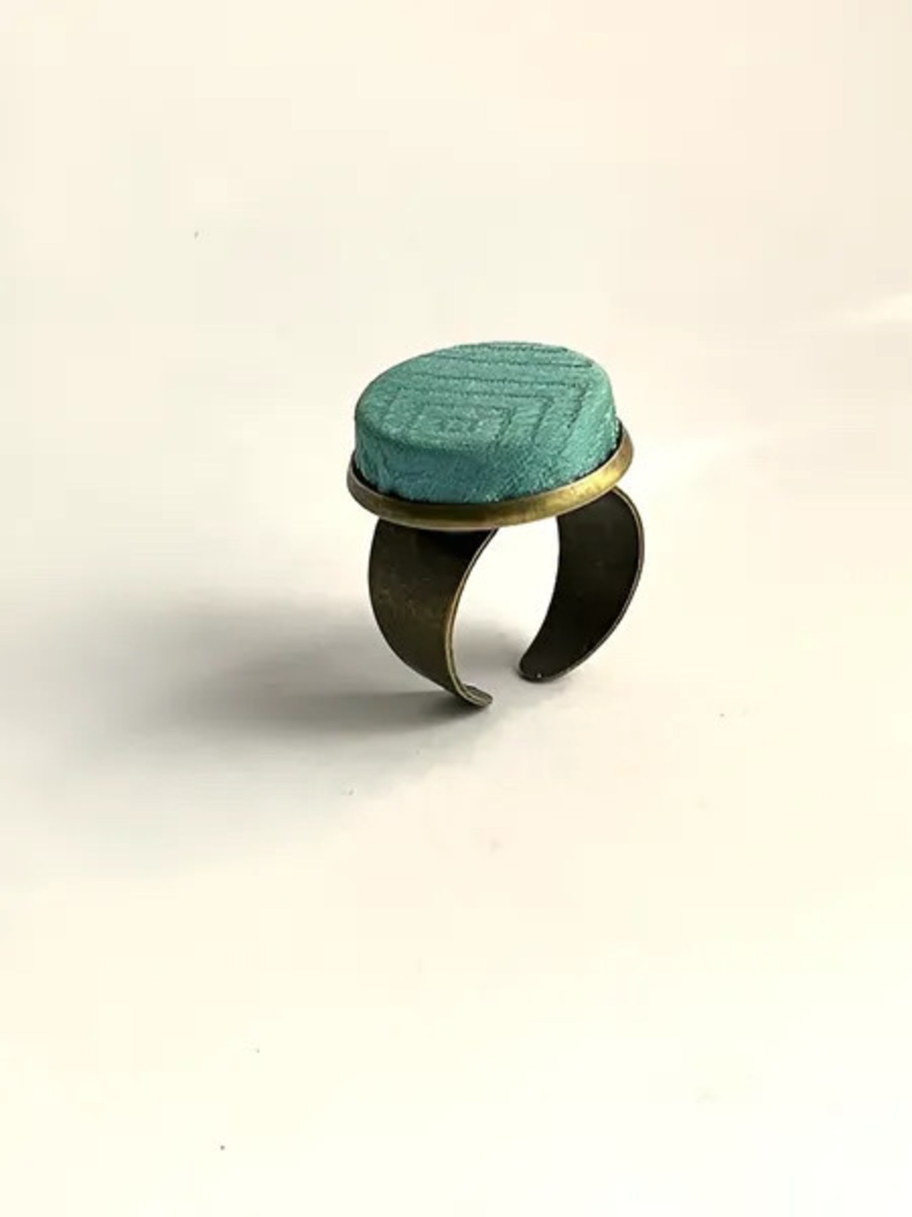 【プチギフト/自分へのご褒美♡にいかが?】針もネジもくっつく/作業効率アップ/フリーサイズ/ ◇ 刺し針がくっつく指輪型 針刺し◇≪音琴otokotoりんぐ≫ 画像2