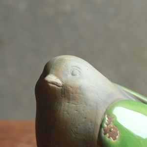 コロンと丸い、華やかな羽を持つ陶器の鳥 1