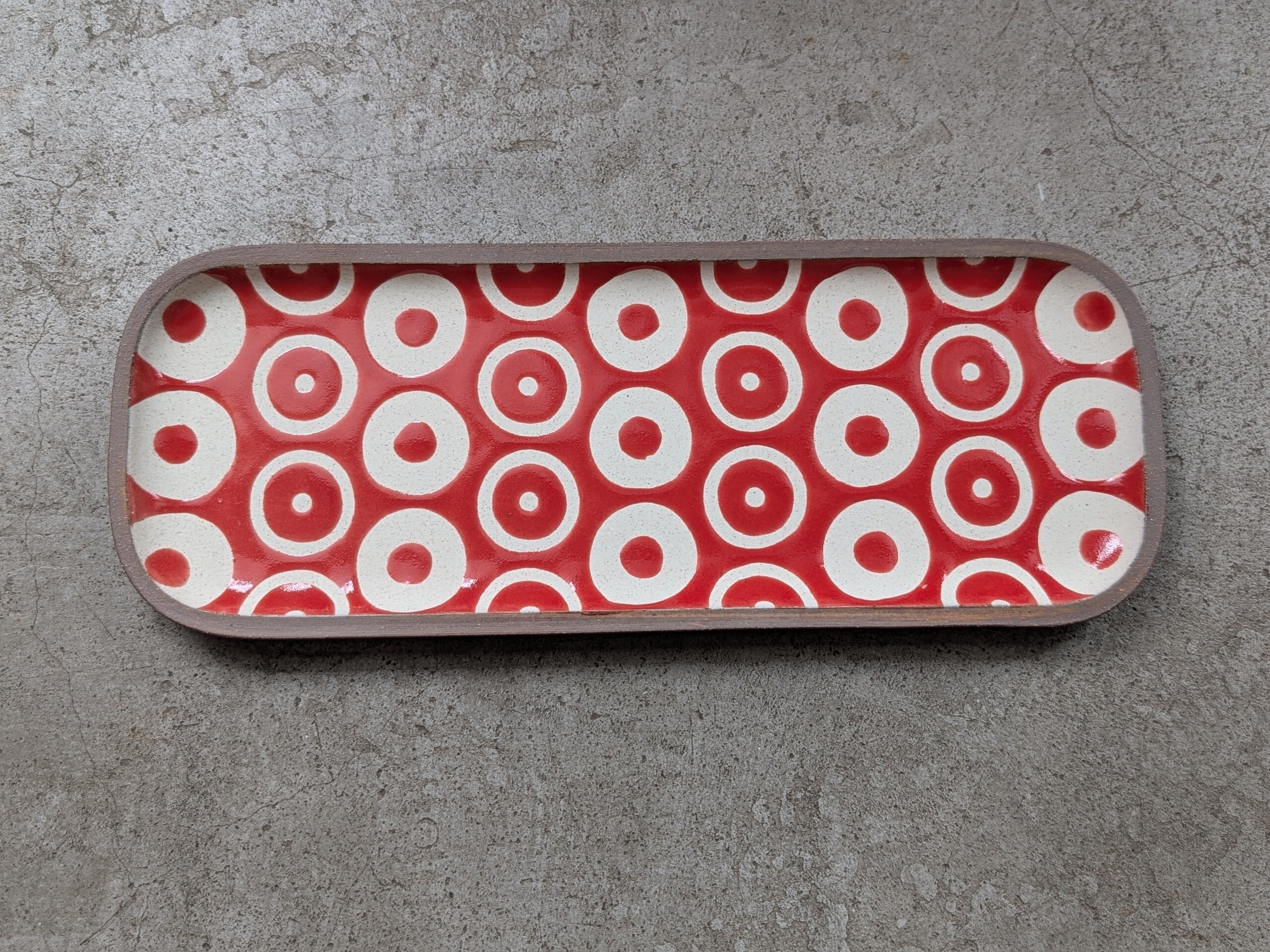 やちむん 角皿・長 ／ ヘゴ（赤） | 一翠窯 | inoya | Basic Life