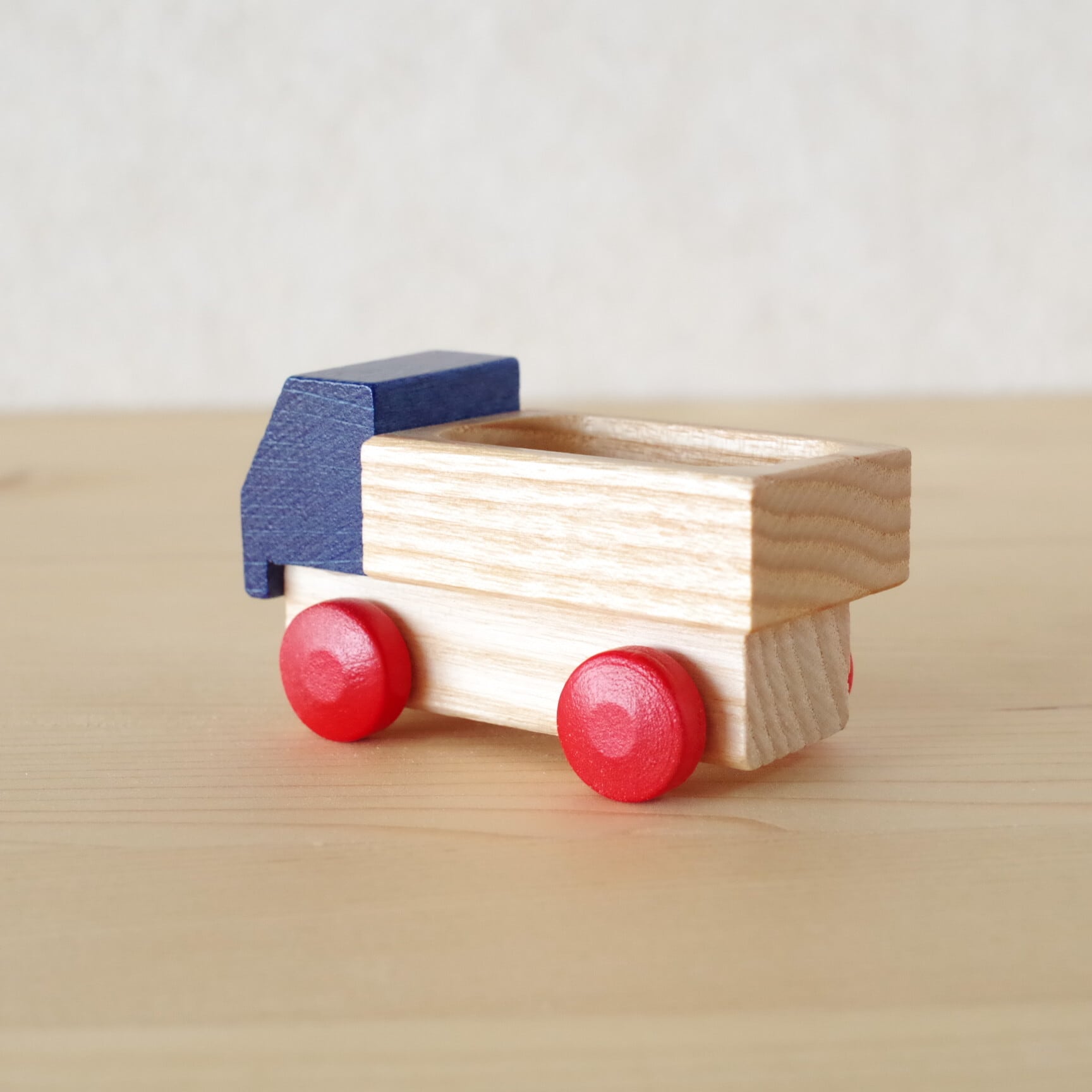 ベック トラック 青 | 木のおもちゃ専門店 おもちゃ箱 イカロス 公式