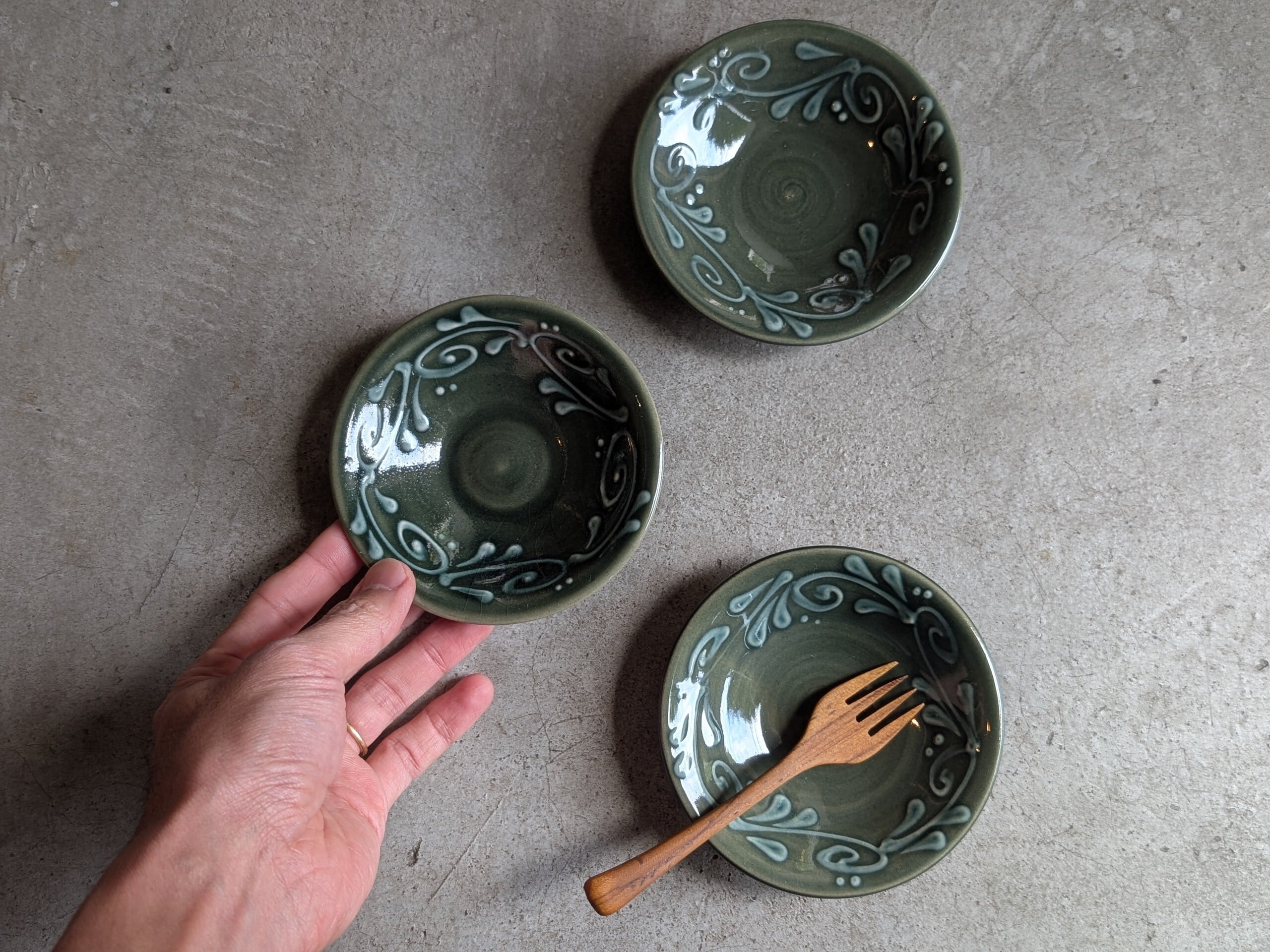 やちむん 皿3.5寸（イッチン・緑） | 育陶園 | inoya | Basic Life