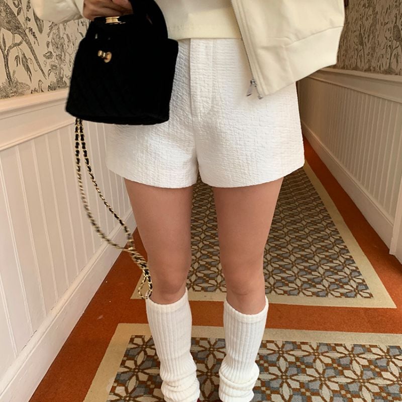 Textured white short pants 00547