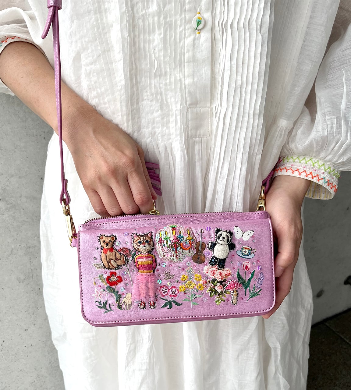 タマオワールド スマホショルダーバッグ 刺繍 レザー 羊革 ねこ