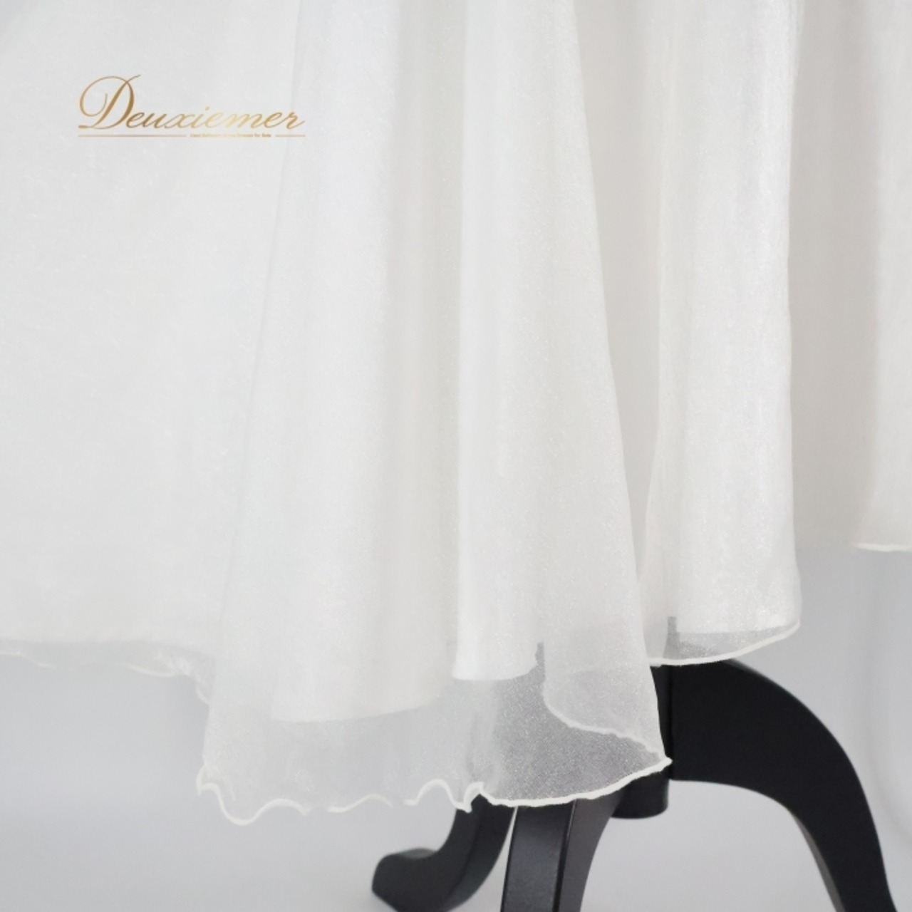 フラダンス 衣装 ワンピース ドレス ホワイト系 マカマカ シンプル MakaMaka フラ ダンス 光沢 アシンメトリー 綺麗系 真っ白 ハワイアン アロハ 高級感 爽やか 明るい オーガンジー フリル レディース