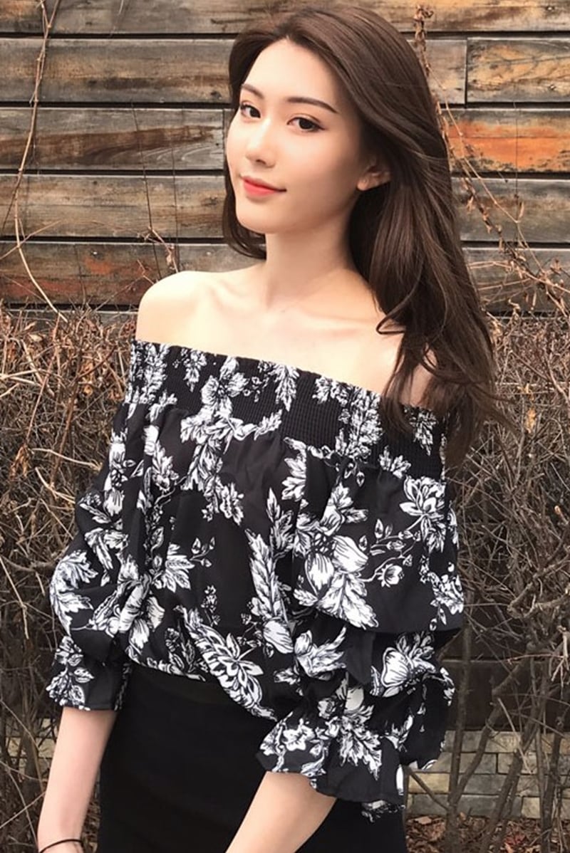 夏の新商品 モノクロ花柄 オフショルトップス】 韓国 レディース  