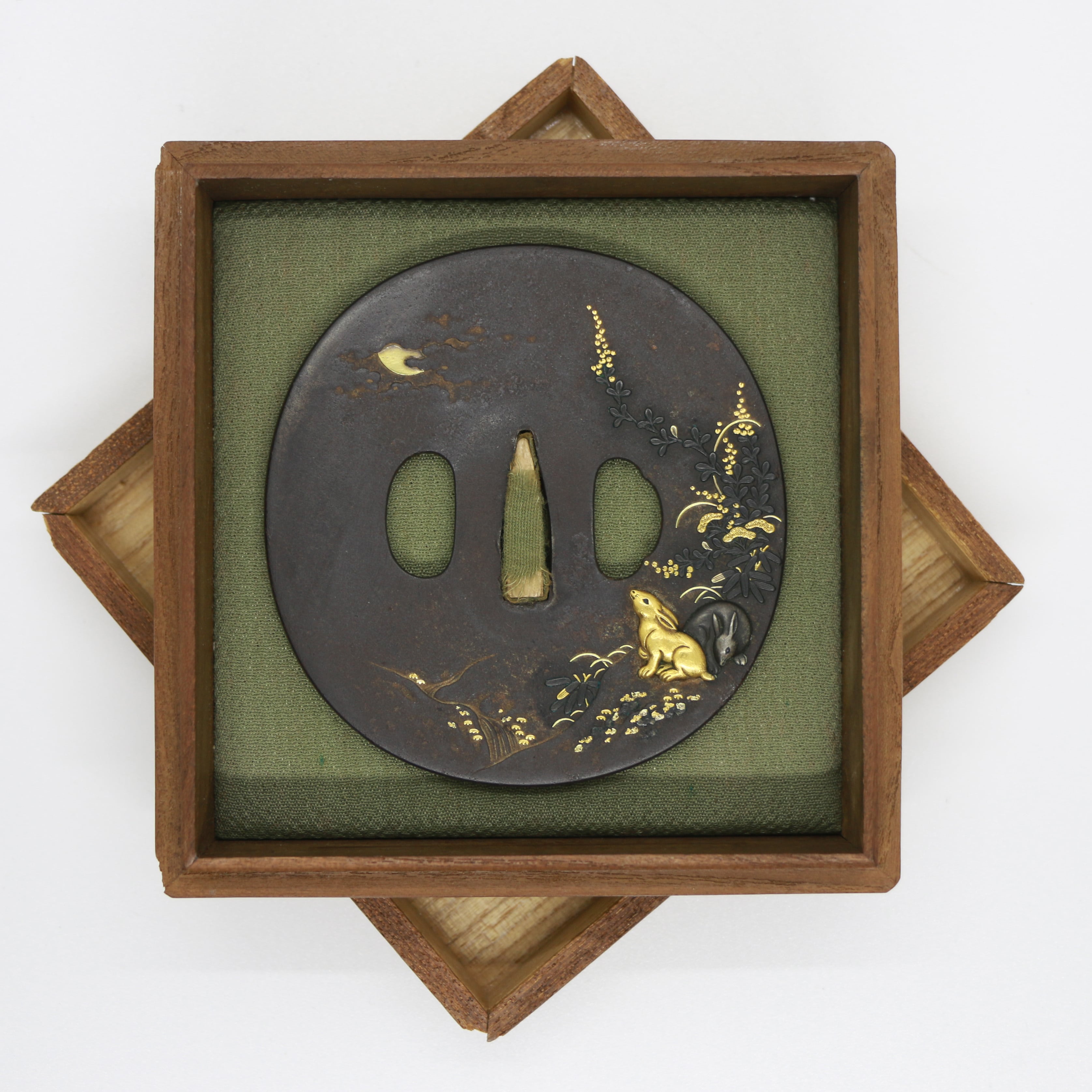 鞘　装飾具 Amazon.co.jp: 模造刀剣 刀身を黒染め、鍔は卍の変わり刀（柄