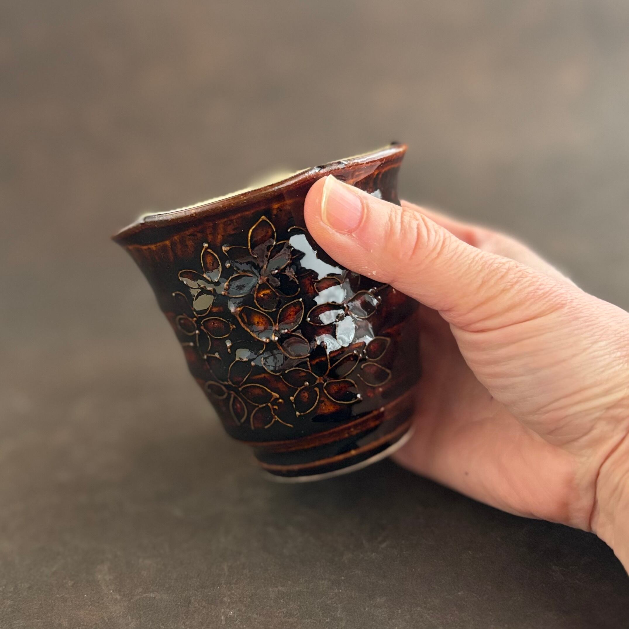 土和のルリエフ　飴釉　花形湯呑み