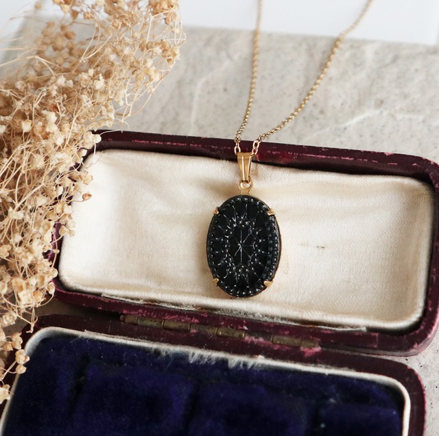 1950年代 西ドイツヴィンテージ＊ジェットブラックに浮かぶクラシカルパターンネックレス　金アレ対応