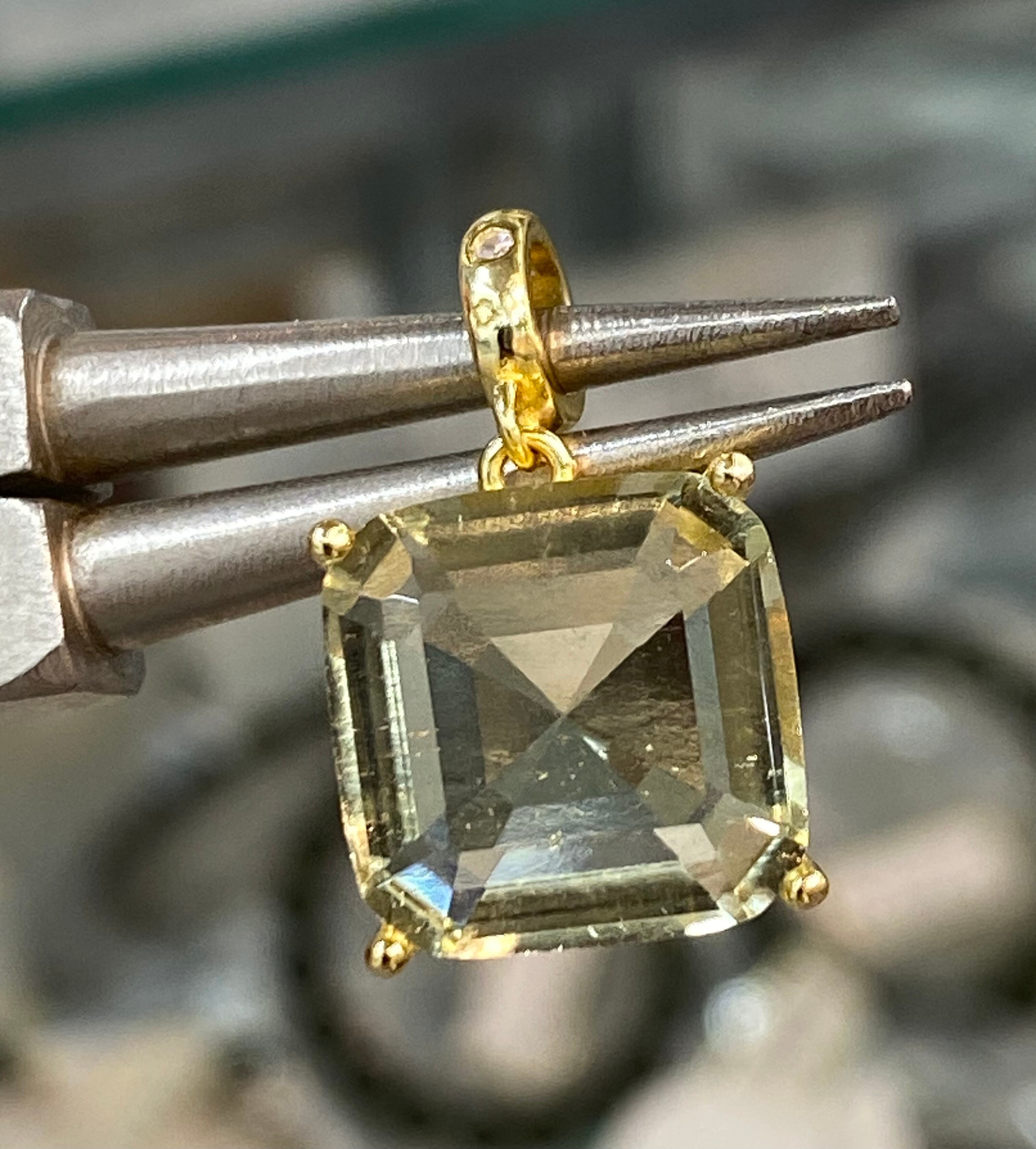 特選！宝石質　リビアングラスペンダントトップ　激安卸価格　リビアングラスチャーム 特選！宝石質 リビアングラスペンダントトップ 激安卸価格 リビアン