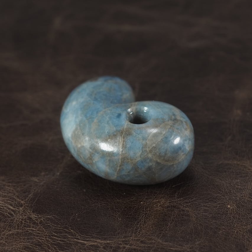 糸魚川翡翠 コン沢 青翡翠 大きめの勾玉 28.1g Itoigawa Blue Jadeite
