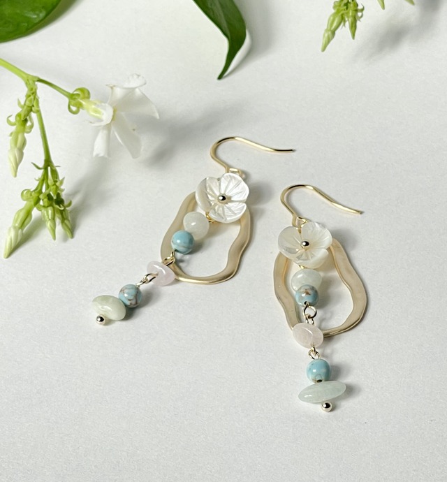 天然石とシェルフラワーのリングピアス 花 白 ターコイズ【金属 