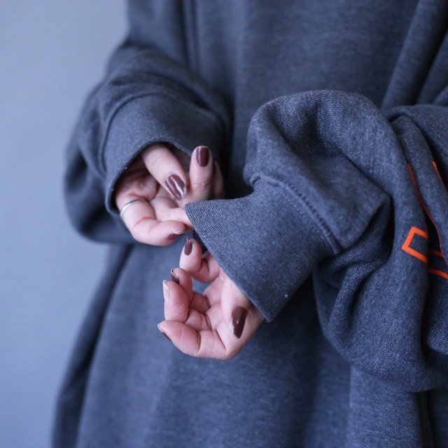 "Carhartt" sleeve logo printed over silhouette dark gray sweat parka