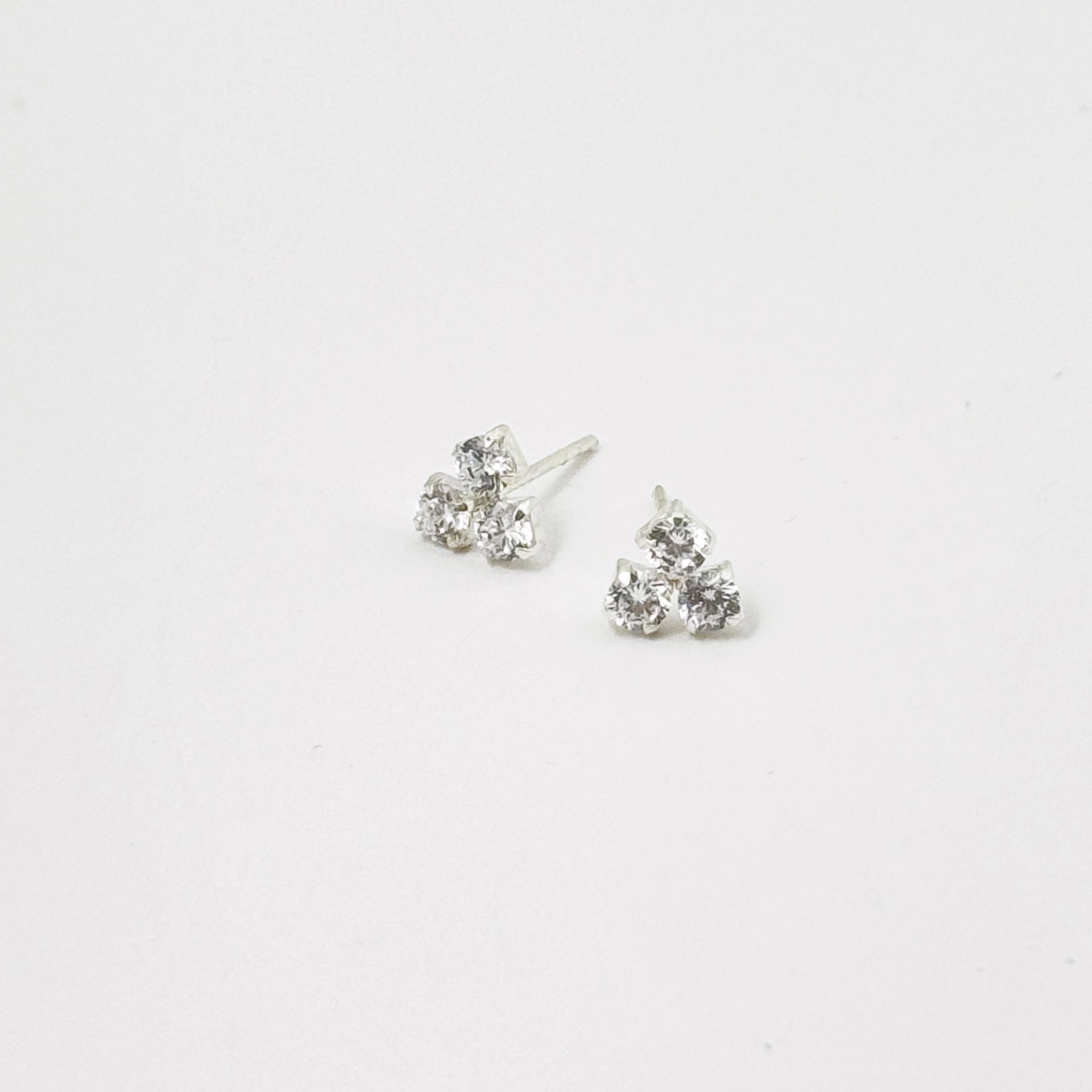 MISSOMA トライナル スタッド ピアス 関税込み ジルコニア ジルコニア 三粒 三角 スタッドピアス | Marea(マレア) byリトル