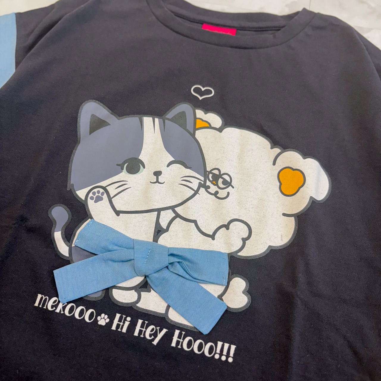 【Mekooo×HiHeyHooo!!!】MekoooねことHoooさんのシャンブレー袖Tシャツ – リボンでぎゅっと、仲良しコンビ♡ - 2