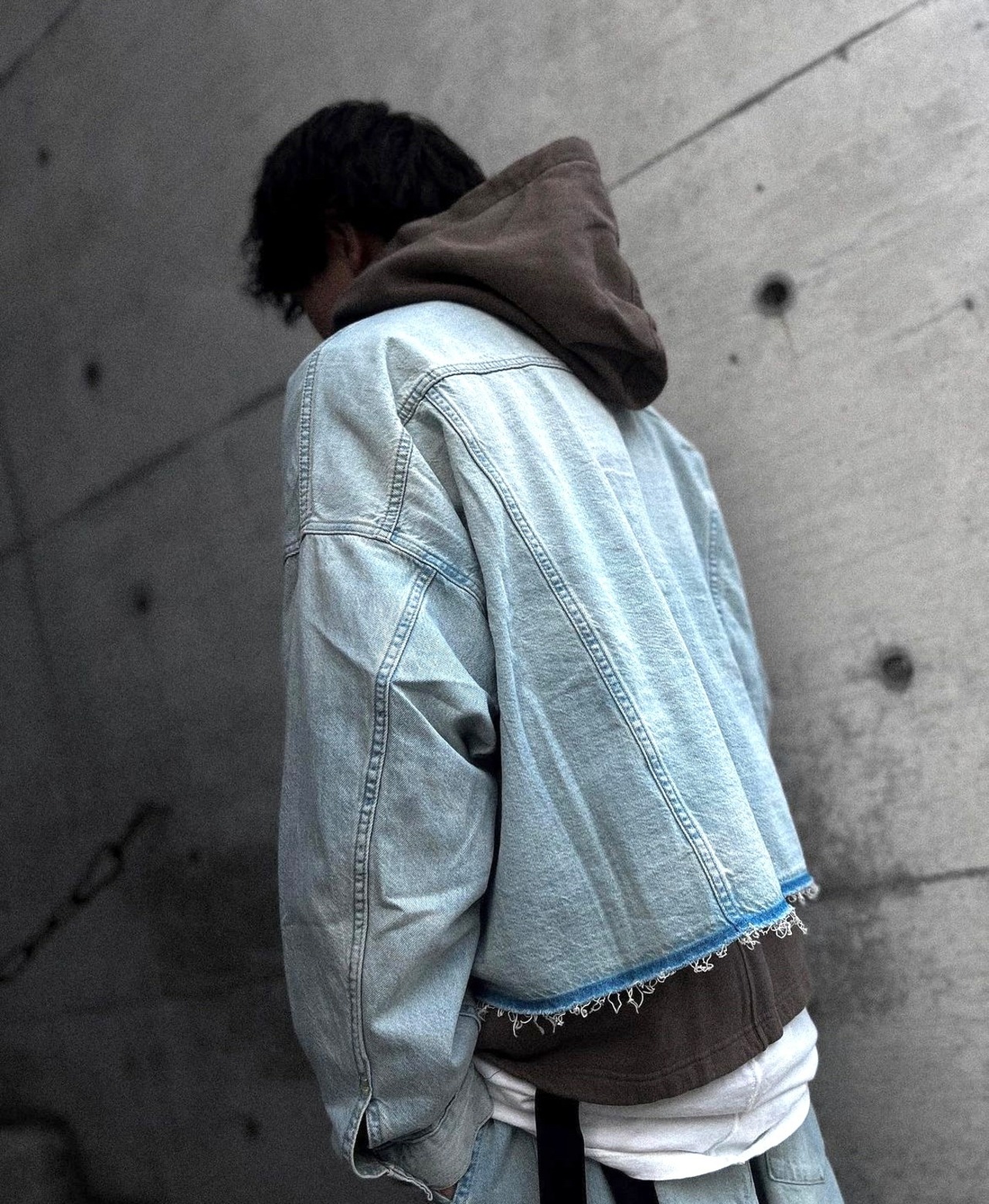 R13】OVERSIZED CUT-OFF TRUCKER JACKET(LENNON BLUE) | AYIN