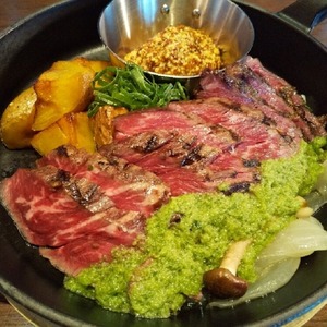 【NO.1】牛ハラミグリルのロースト （150g）九条葱のガーリックソース　[Popularity surge] Roasted beef harami grilled Kujo green onion garlic sauce