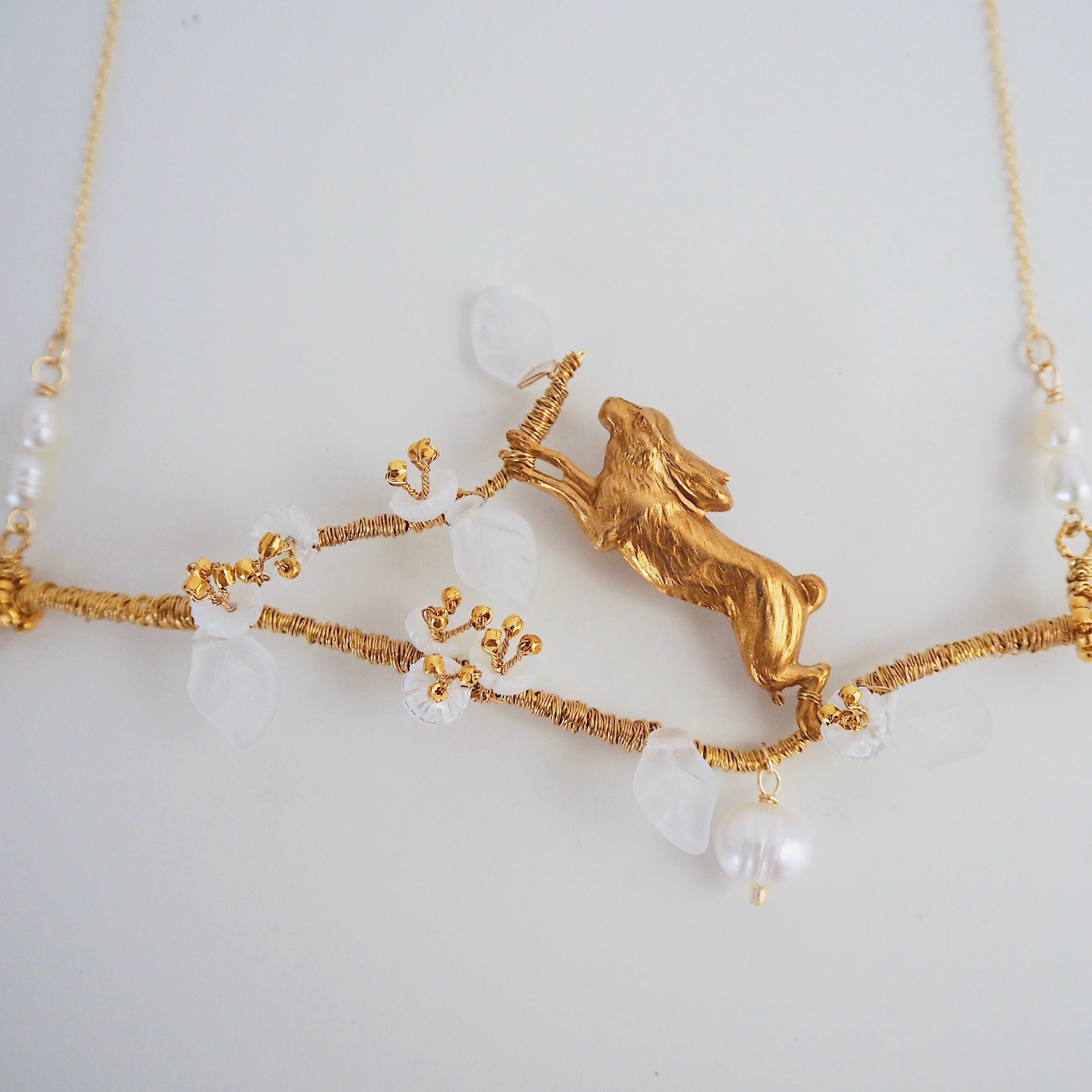 うさぎ　ネックレス2つ・イヤリング アナ スイ“ティアラ”をつけた「うさぎ」モチーフの新作ネックレス