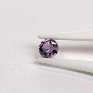 丸いスピネル  約3.3mm*2.1mm r-0266