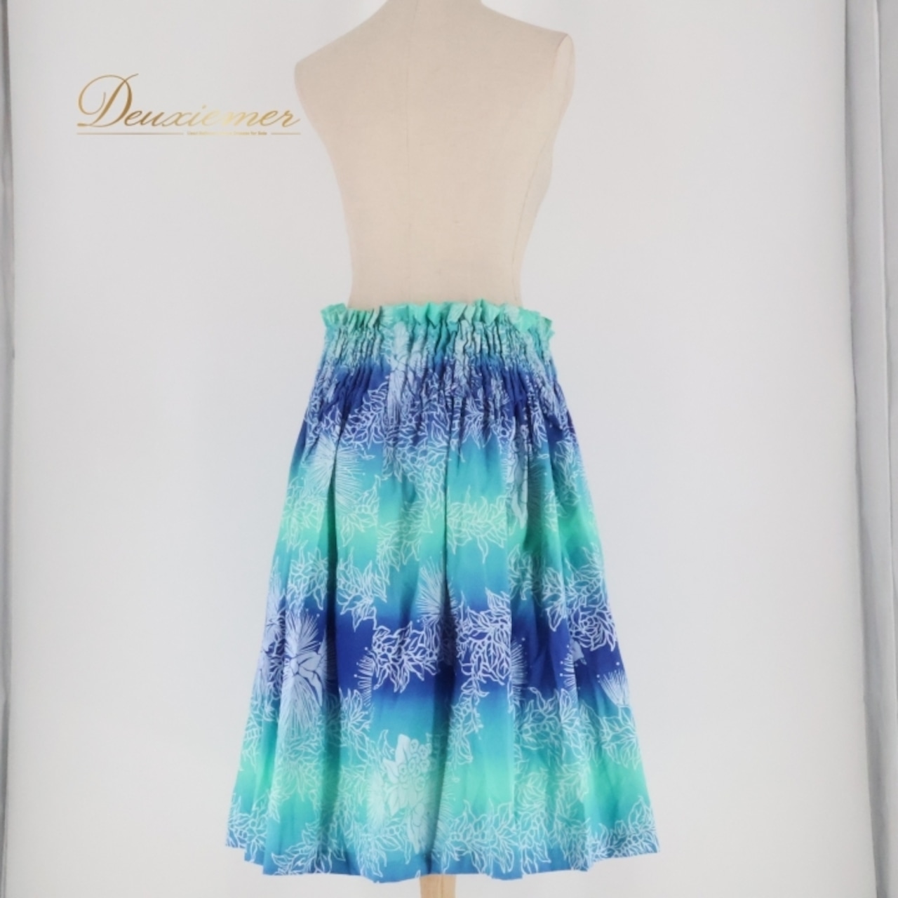 フラダンス 衣装 パウスカート ハレハワイイ ブルー系 PauSkirtShop 日本製 シングル グラデーション ケース付き ワントーン かわいい 華やか 鮮やか 明るい 爽やか 青 水色 白 ハワイアン アロハ ハワイアンプリント フラ ダンス レッスン