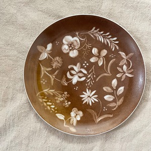 茶色の花模様の皿
