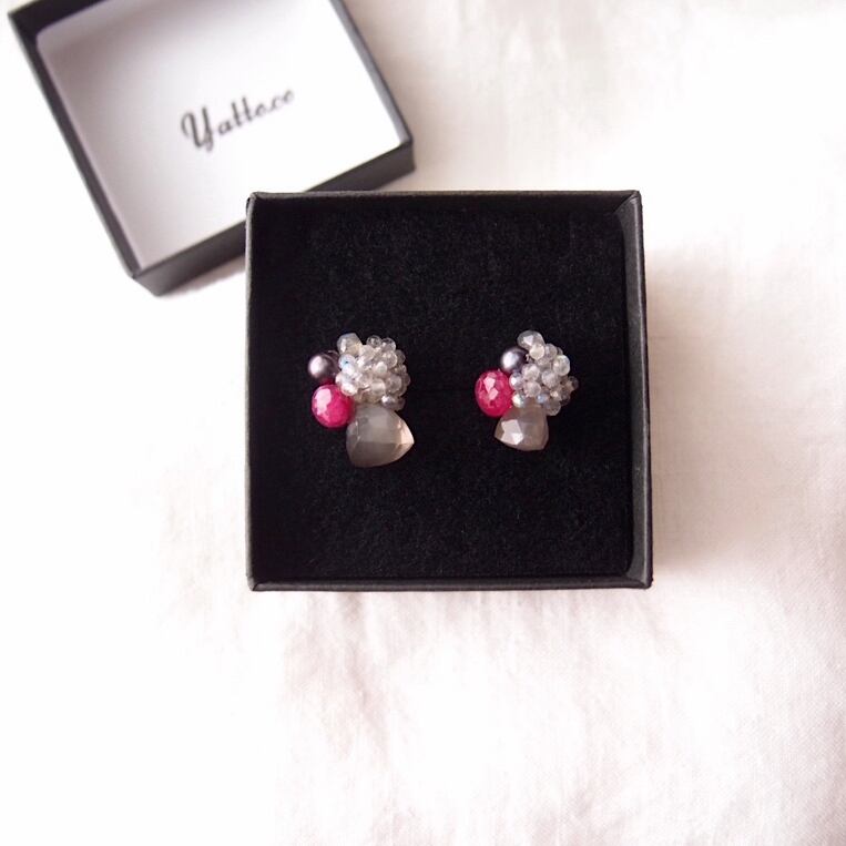【天然石刺繍/ピアス】Gray Moonstone × Ruby × Labradorite Earrings