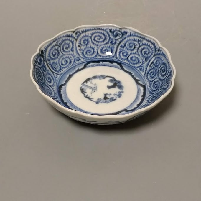 伊万里 染付 古伊万里 蛸唐草 たこ唐草 見込み松竹梅 輪花 なます皿 膾皿 成化年製銘 骨董の定番 王道のアンティーク 骨董 古いもの アンティーク ビンテージ 陶磁器 うつわ 生活骨董 吉祥【BE300】