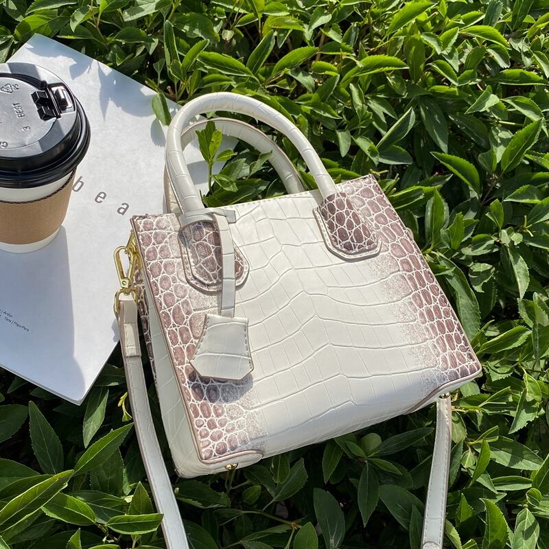 サマーレッド 夏物 スクウェア メッセンジャーバッグ Tiancai_Wing_Bag28514368216