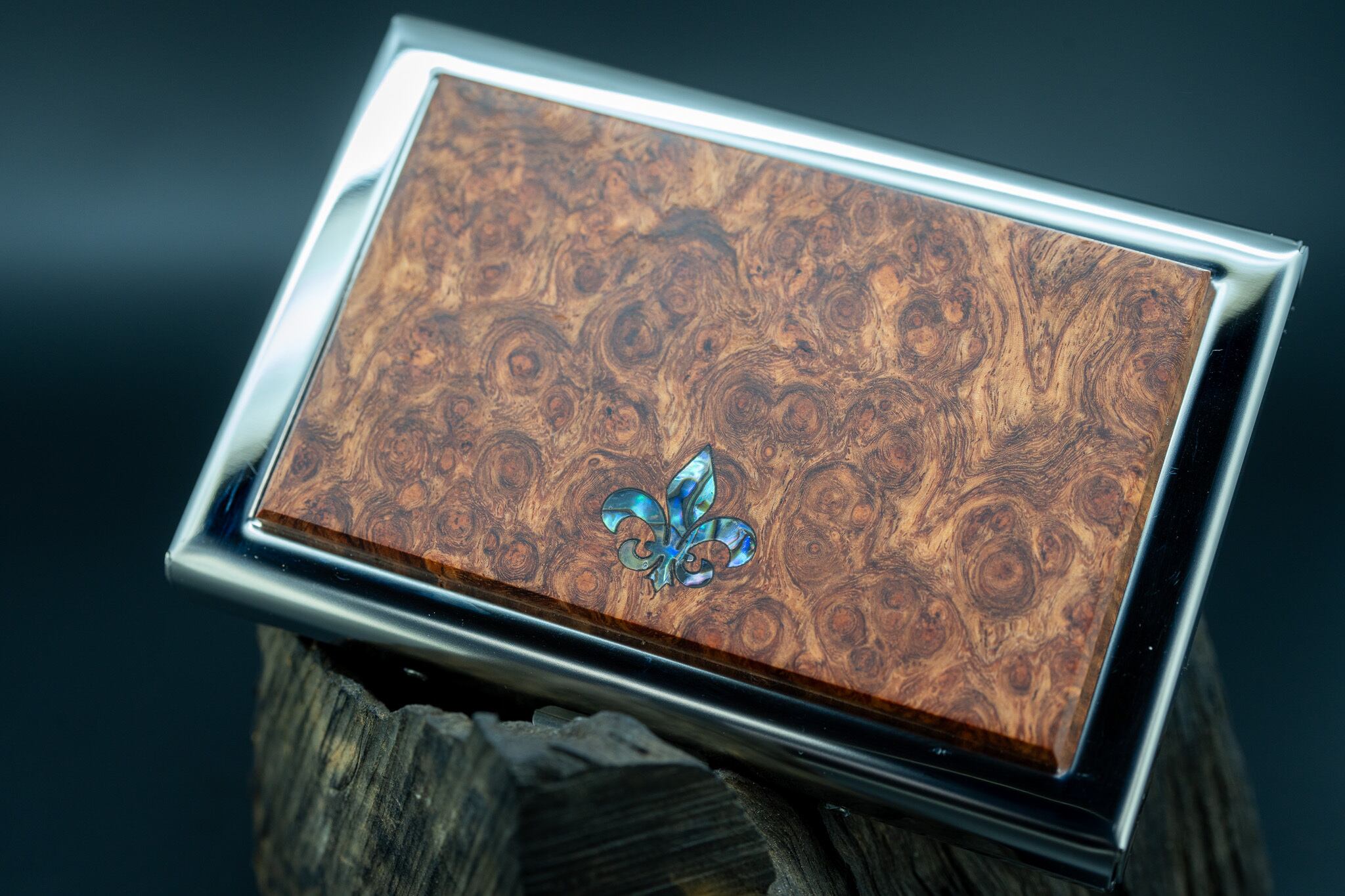 【朱色の銘木】 花梨瘤 カードケース silver フルールドリス 象嵌