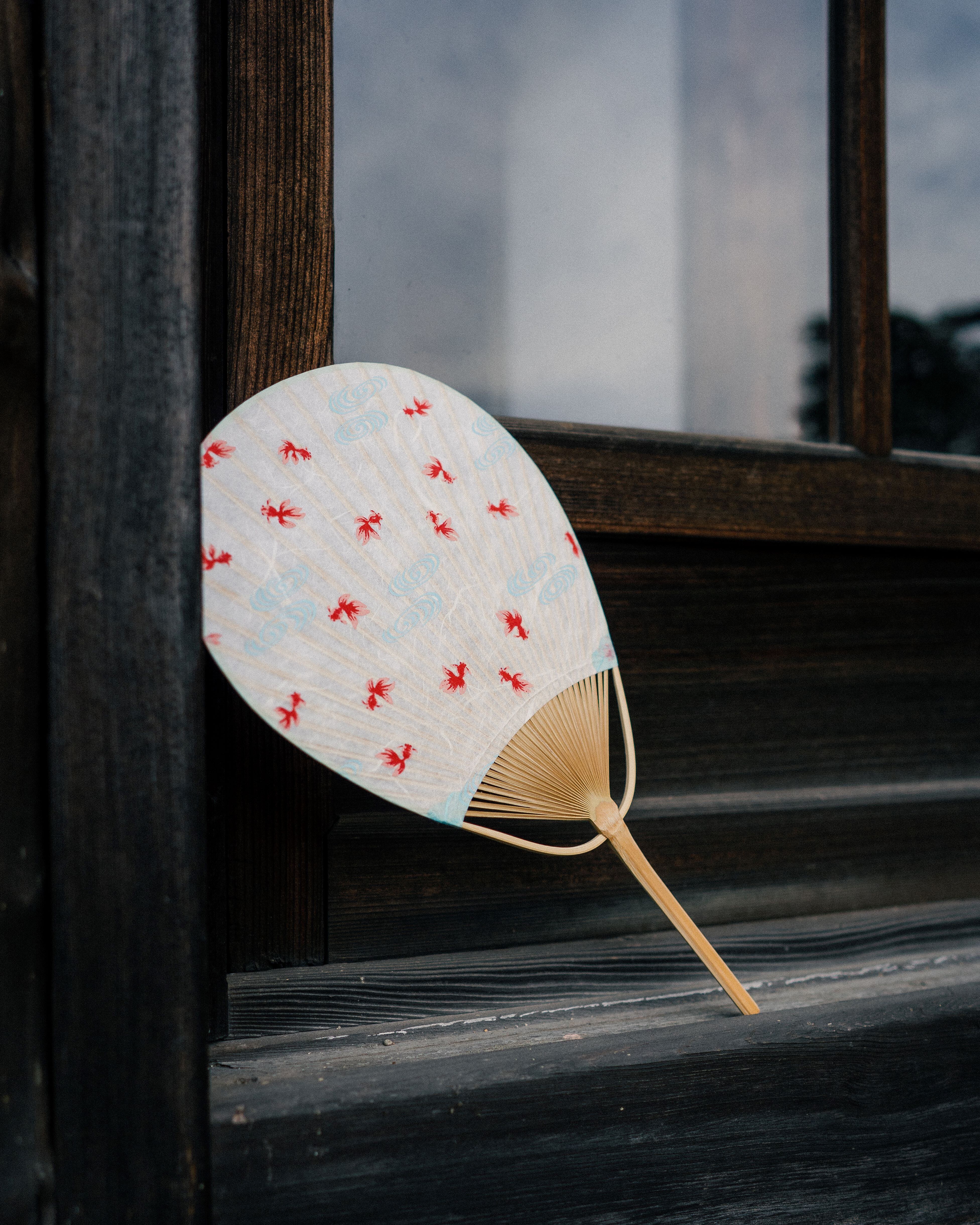 MU052 丸亀うちわ 雫型 金魚（白） Drop shaped Uchiwa “Golden fish
