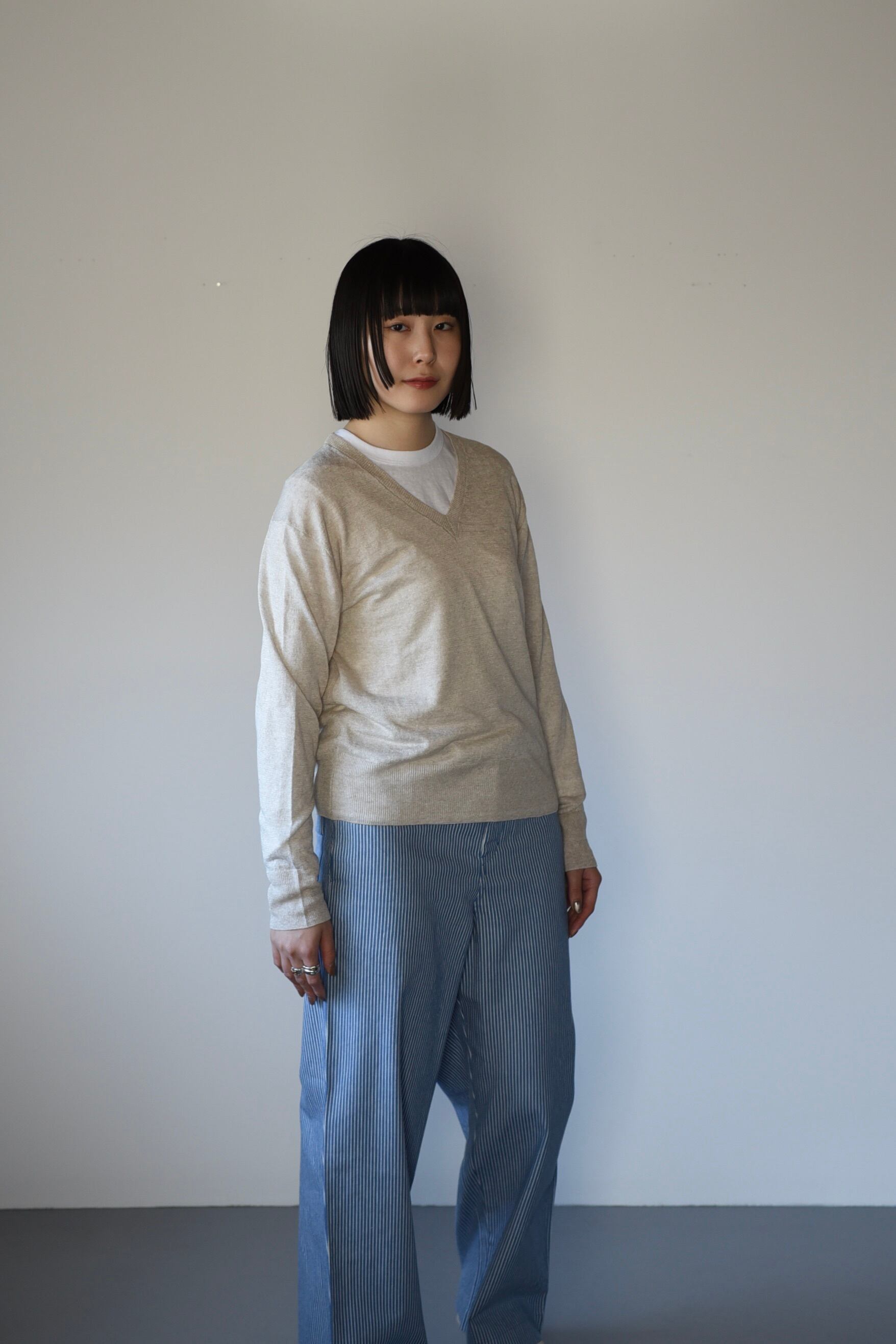 eleven2nd Vネックリネンセーター　ニット 長袖 インクブルー eleven 2nd｜Vネックリネンセーター｜ベージュ | 岡の oka no