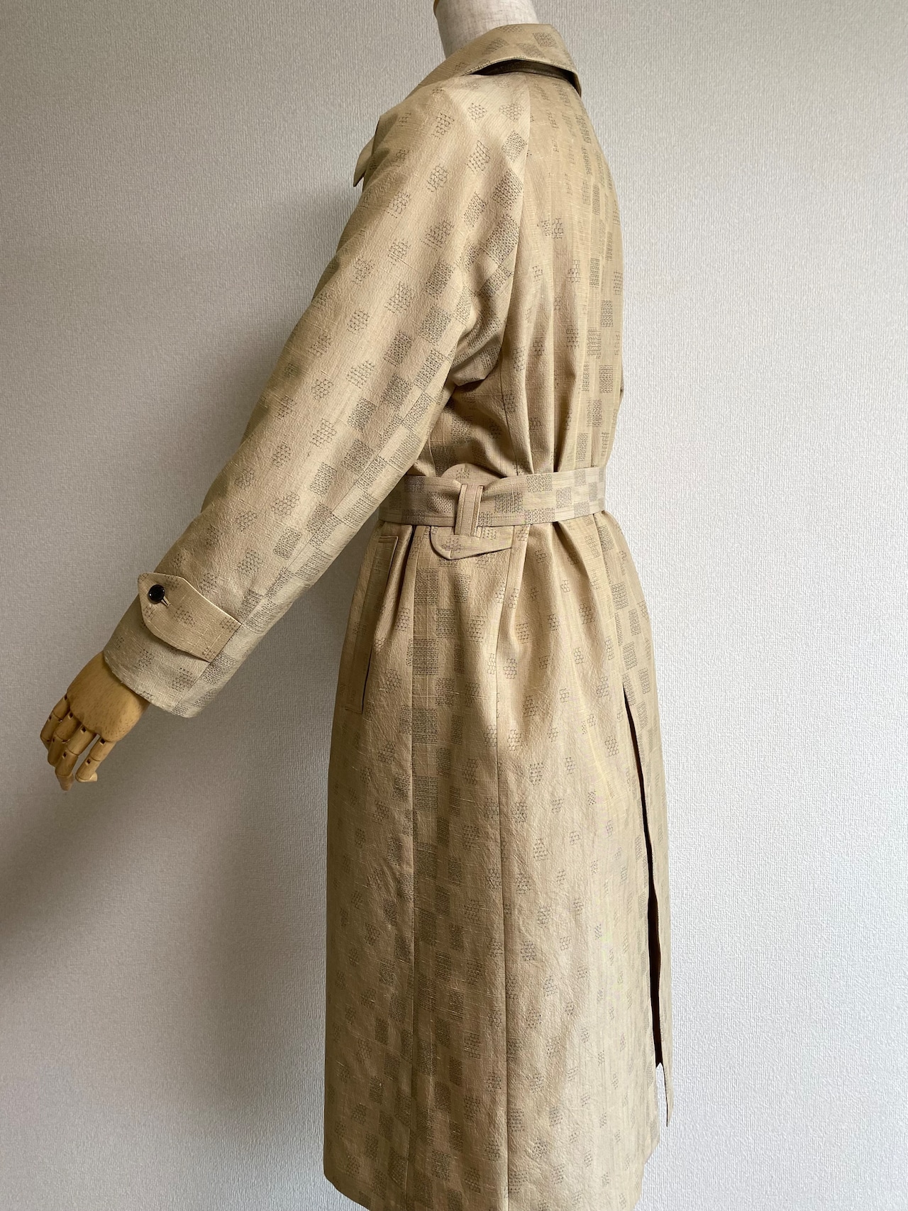 28　市松グラデーショントレンチコート