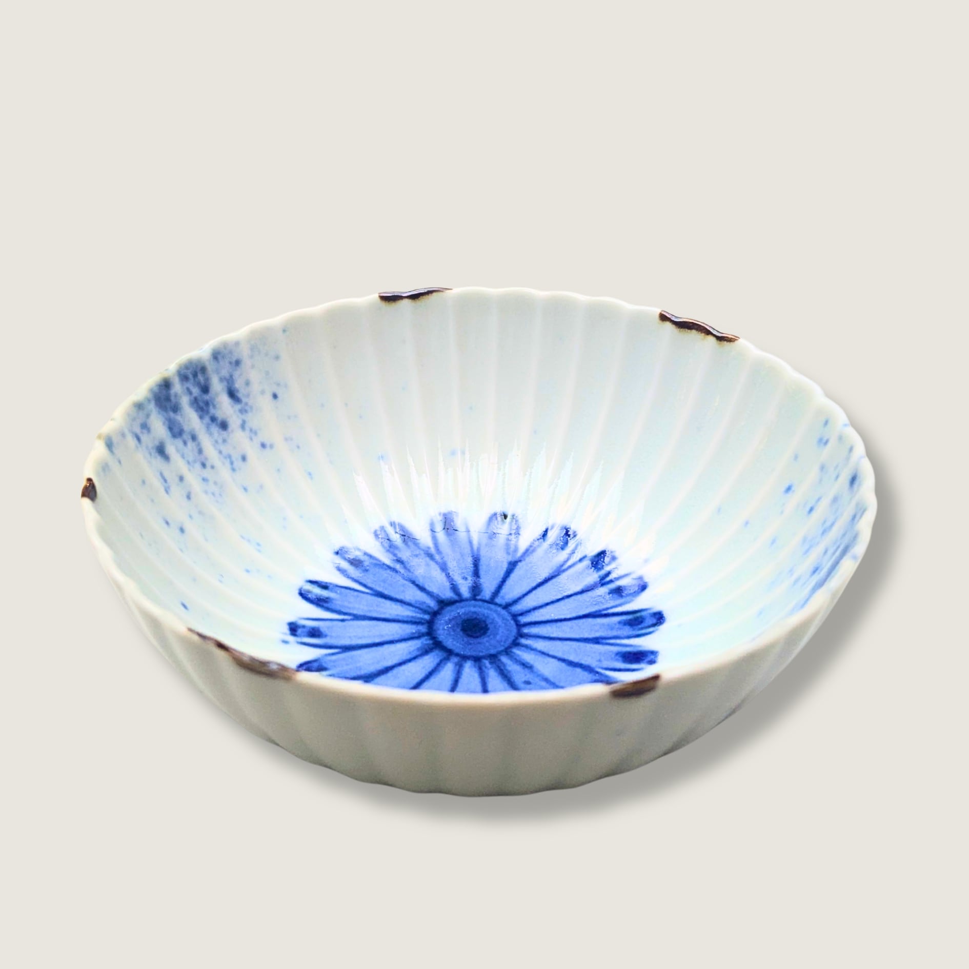 青い花模様の陶磁器ボウル　美濃焼】華やかな花紋様が全体に施された、 青い花模様の陶磁器ボウル 美濃焼】華やかな花紋様が全体に施
