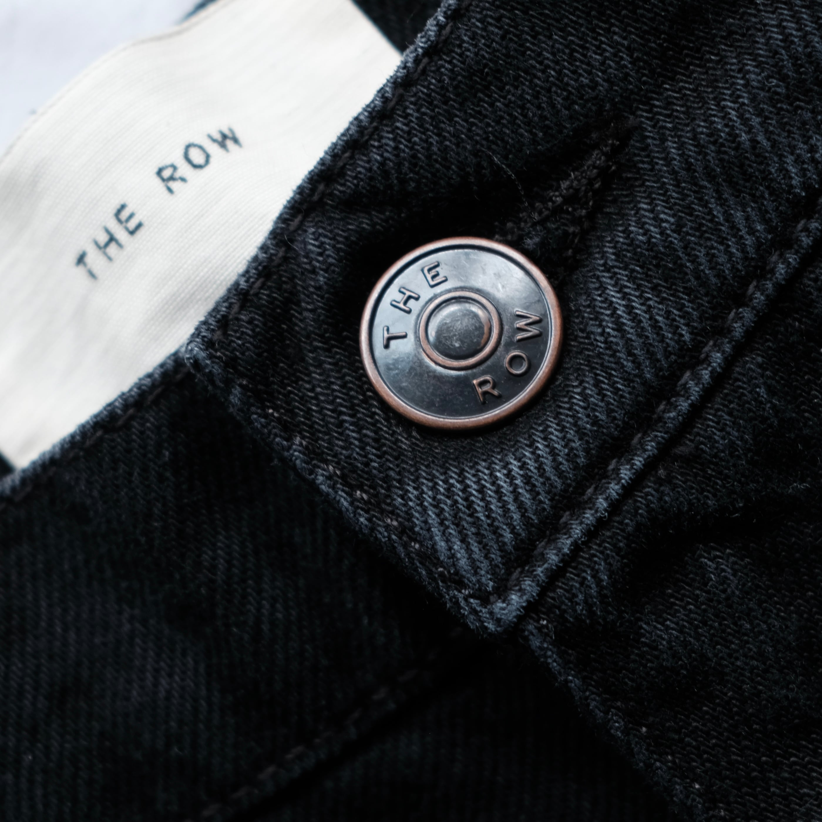THE ROW FINCH JEAN BLACK DENIM PANTS | safarionline