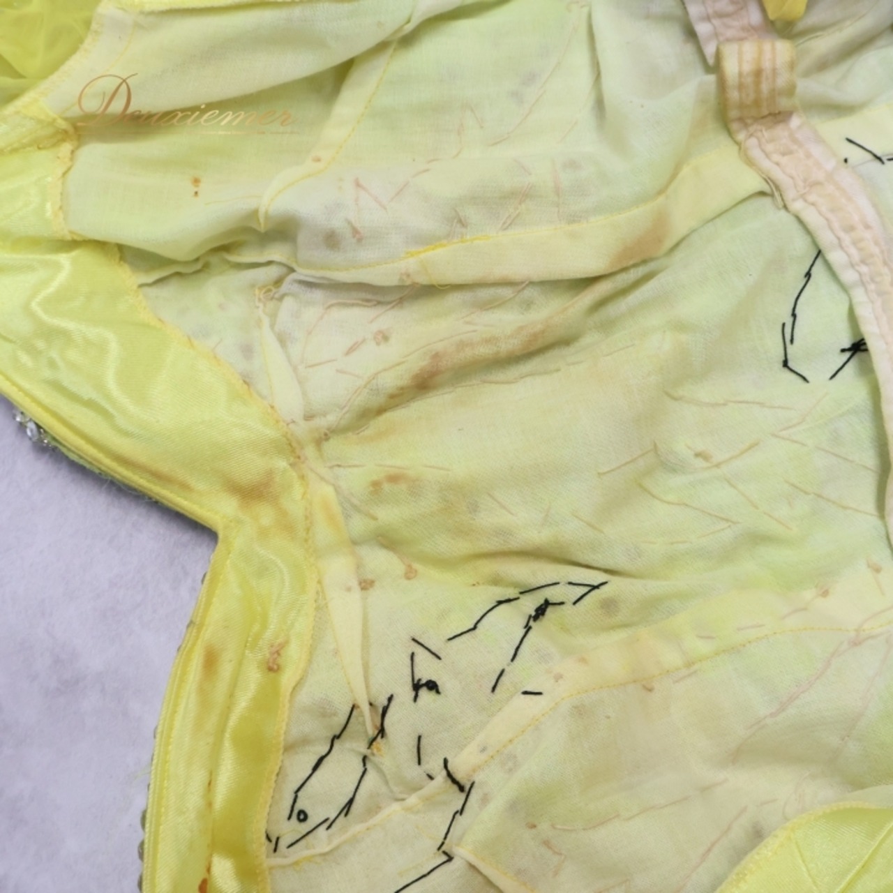 社交ダンス 衣装 スタンダード ドレス ワンピース 黄色 装飾 フリル ボリューム シルバー ダンス パーティ 発表会 黒 イエロー系 ブラック系 フロア映え ボリューム感 フェザー ファー 大人用 衣装 コスチューム パフォーマンス 目立つ おしゃれ 豪華