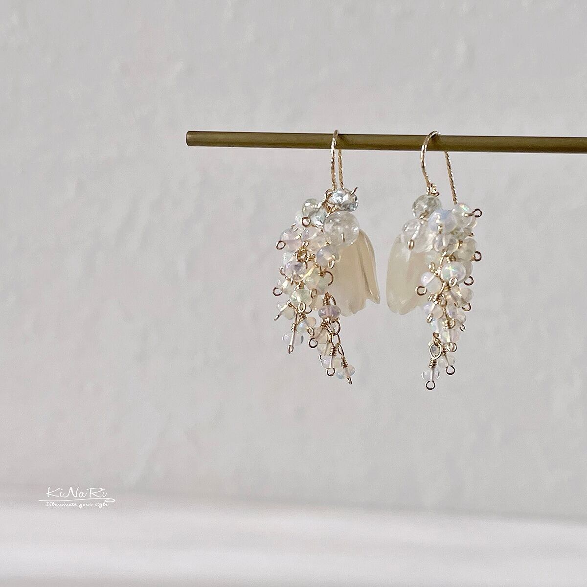 天然石ホワイトシェル×オパール白い華のピアス14kgf 白い貝の猫ピアス ✩金属アレルギーでも安心ピアス✩