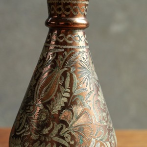 彫りが美しい、プリミティブなフラワーベース 4