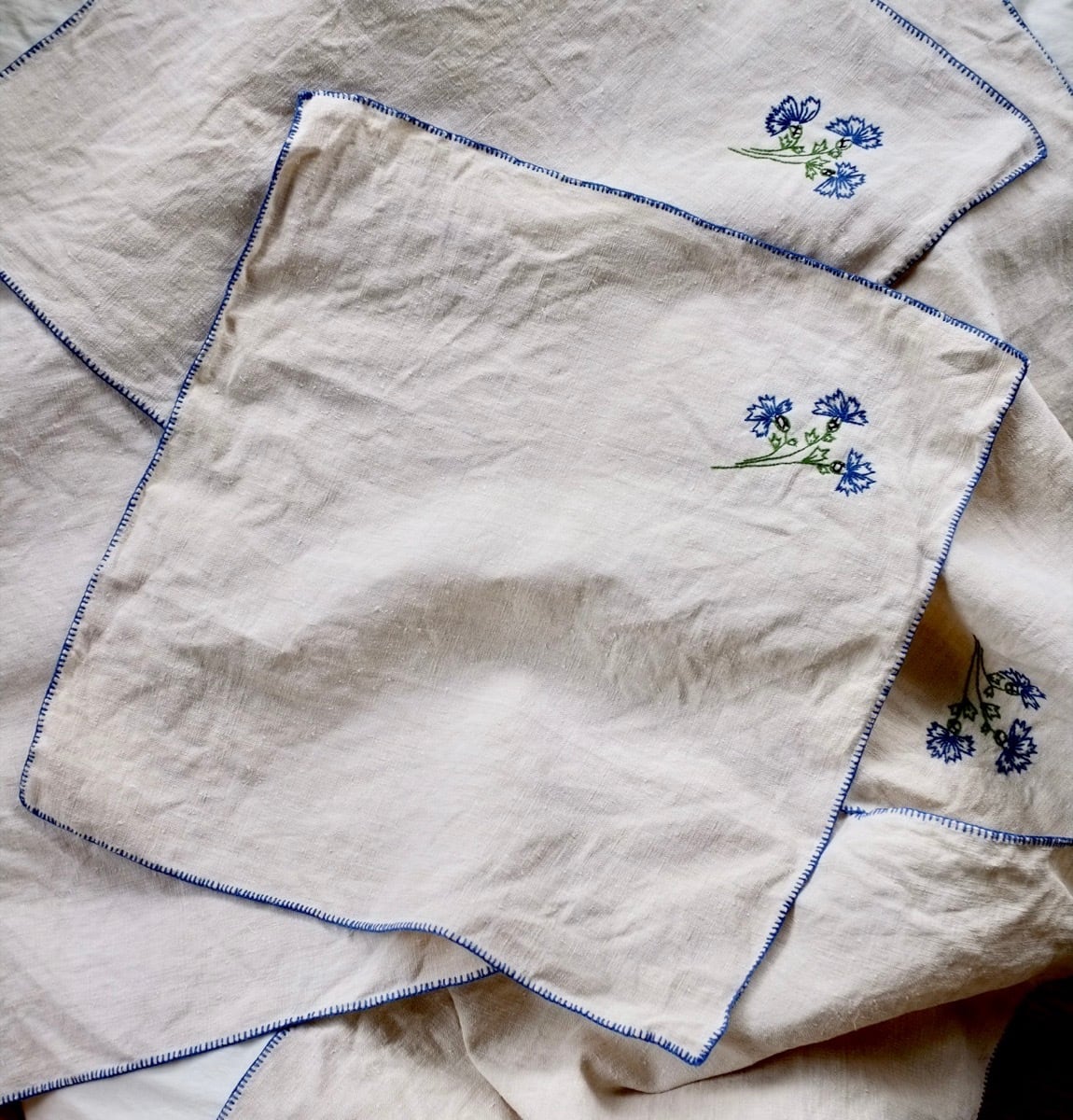 フランス 手織リネン bleuetとシャンブルリネンの刺繍クロス