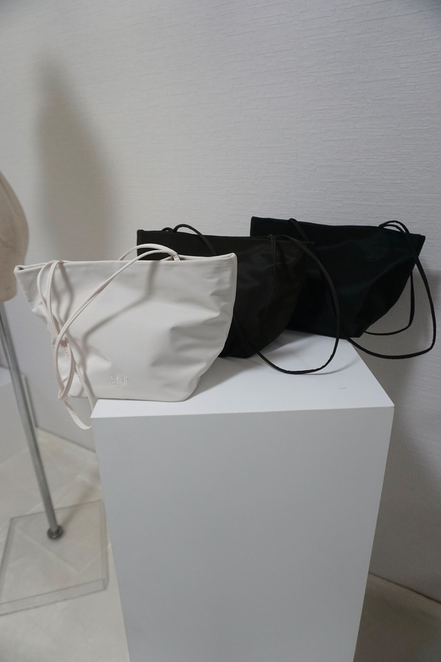 Minimal Nylon Shoulder Bag　(White/Brown/Black)　品番：2604-71-017