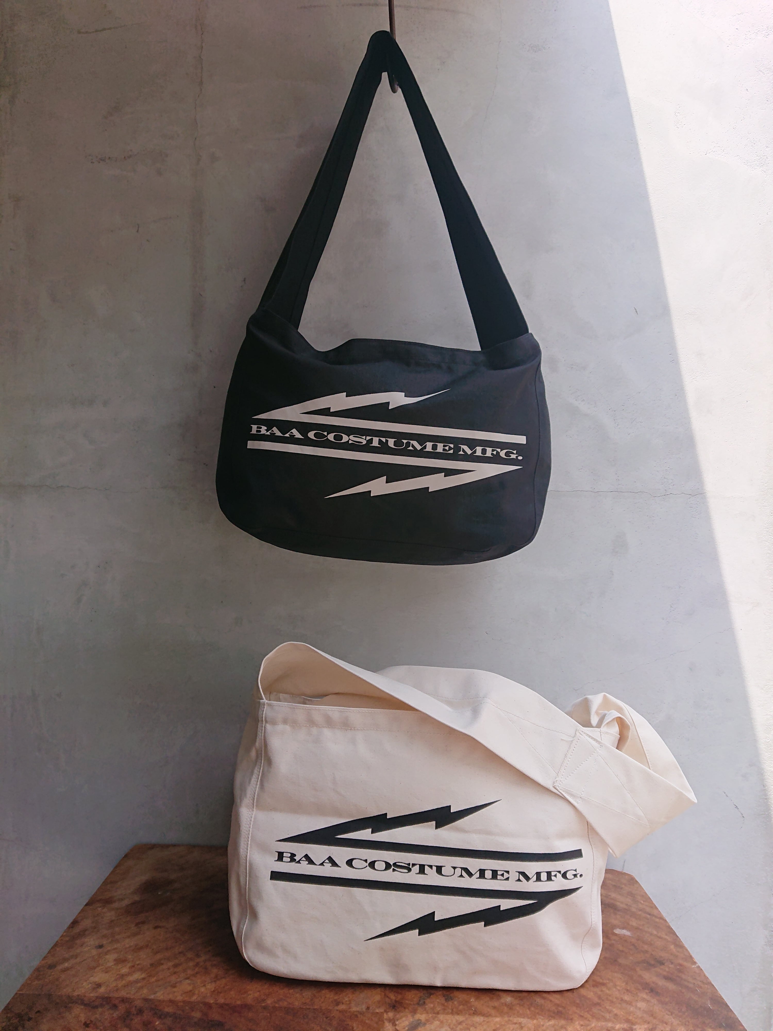 LABORDAY × BAA SIGNATURE NEWS PAPER BAG Natural/Black Color | BOW
