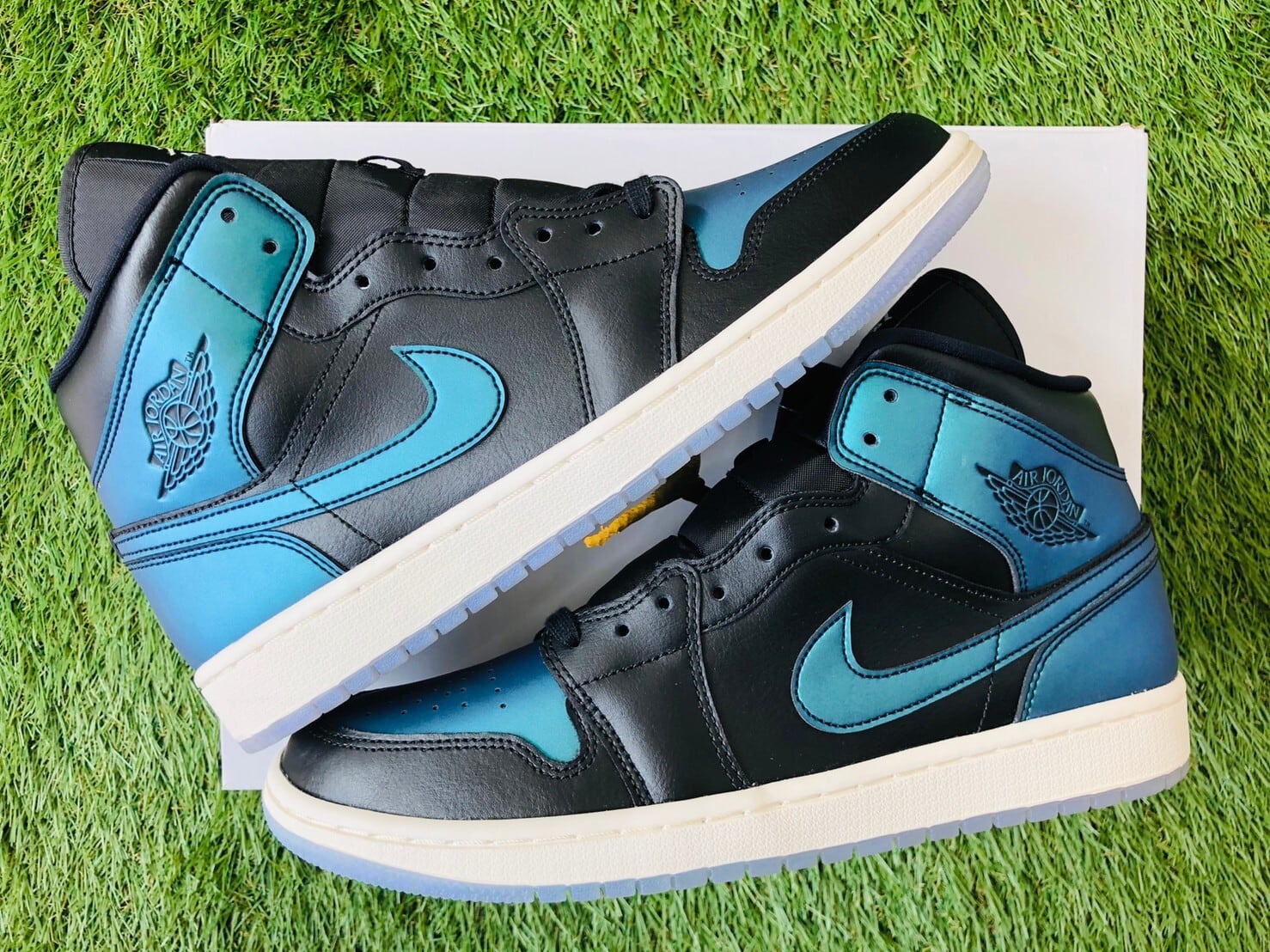 NIKE WMNS AIR JORDAN 1 MID IRIDESCENT BQ6472-009 29cm 130JH8257 
