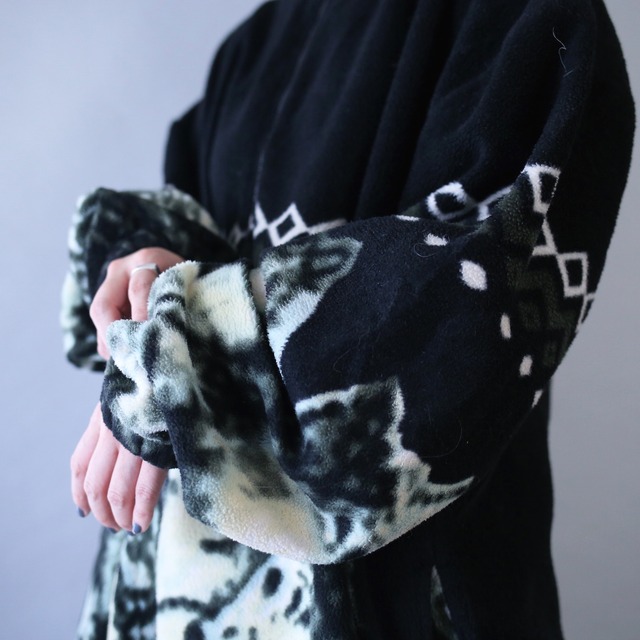 "狼" art graphic pattern over silhouette fleece jacket