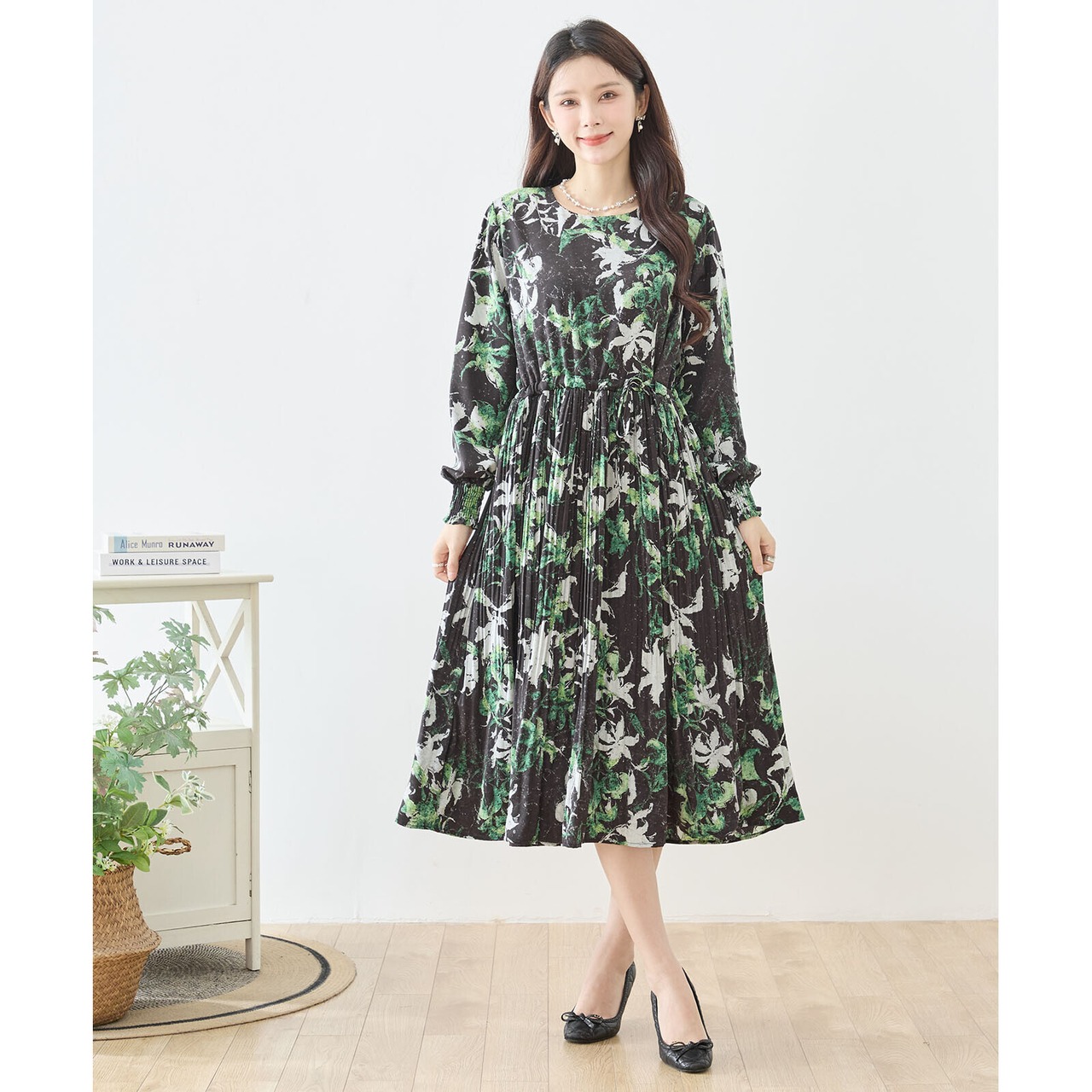 TRUBE 百合が揺れるプリーツワンピース【L~LL】ブラック