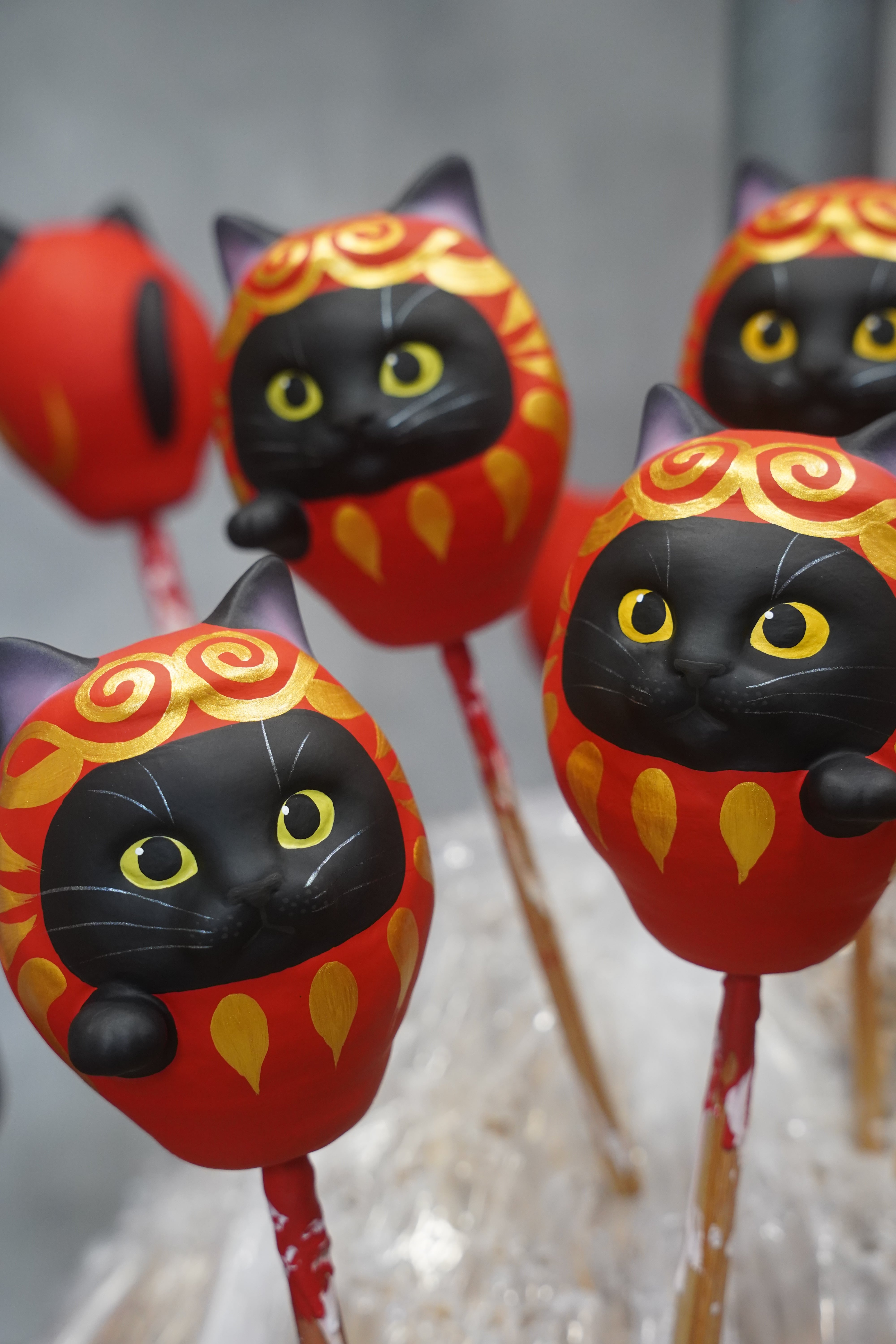 猫だるま【黒猫（グリーンアイ）】右手 | だるま屋 るもん