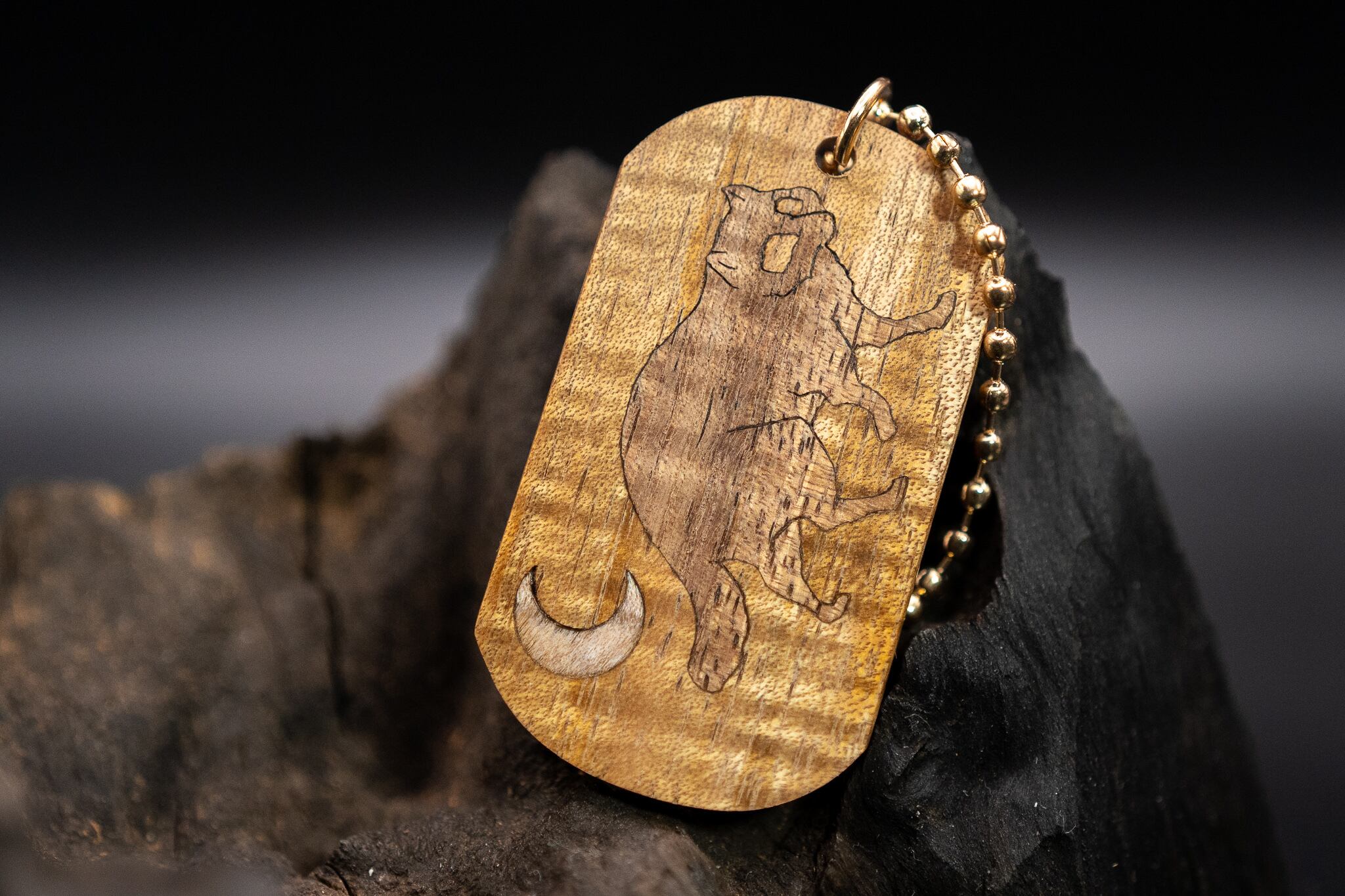 【王族の愛した銘木】 ハワイアンコア ドッグタグ 象嵌 三日月とたぬき