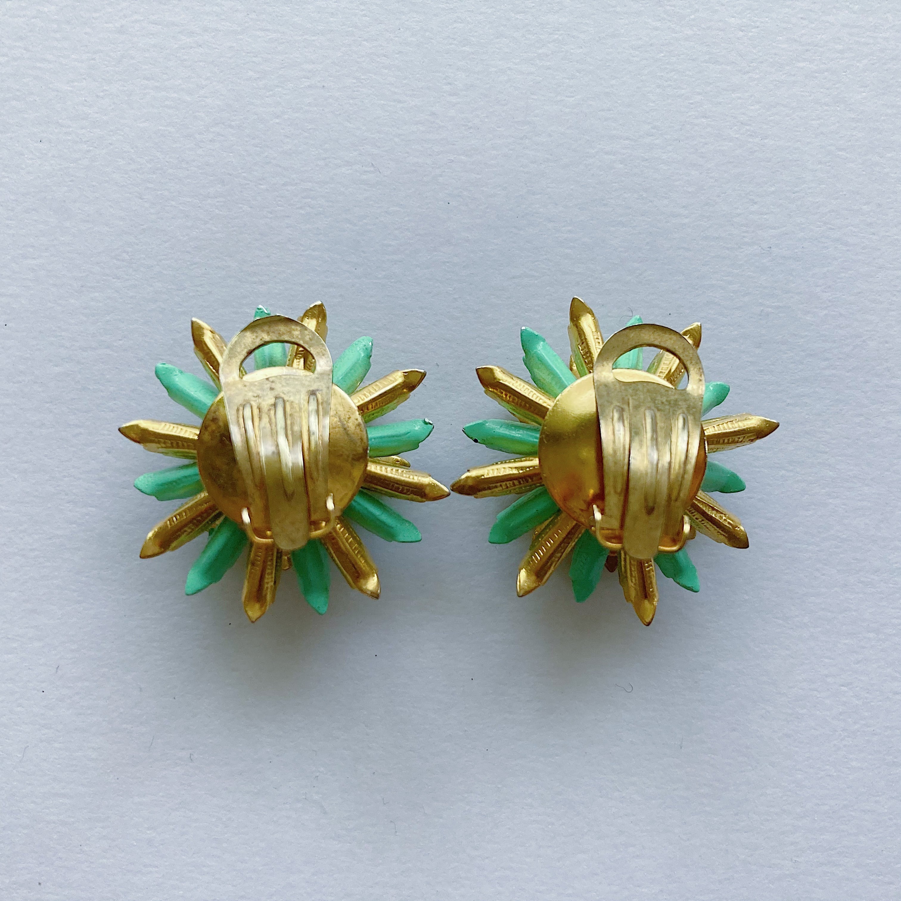 Vintage 60s - 70s gold tone green enamel flower earrings ...