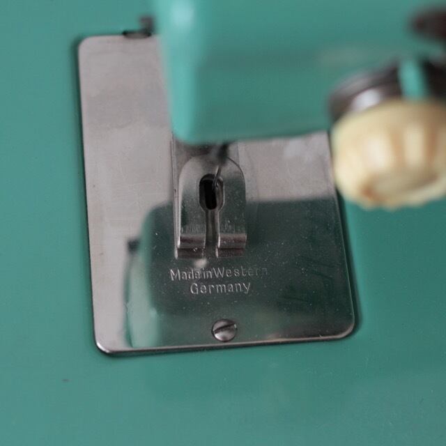 ドイツ製 CASIGE エメラルドグリーンの子供用 ヴィンテージ トイミシン