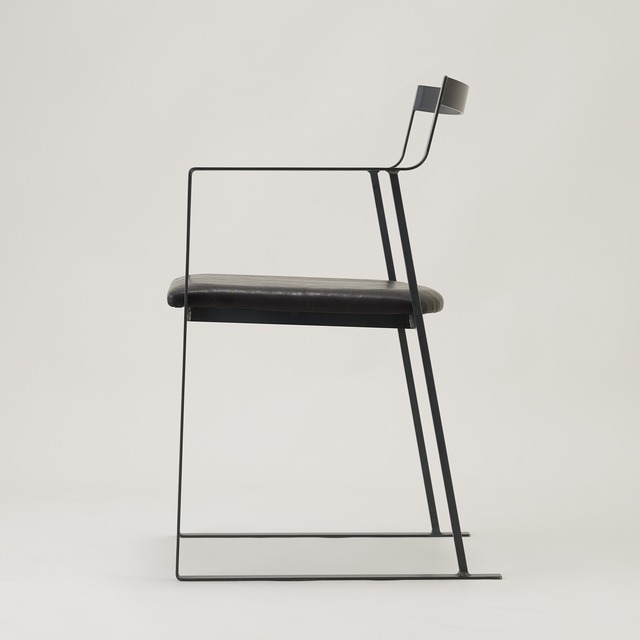 空間に「余白」を生む一筆書きチェア。OBIアームチェア【FKU2510 FB-A】　ダイニングチェア　アームチェア　鉄家具　国産家具