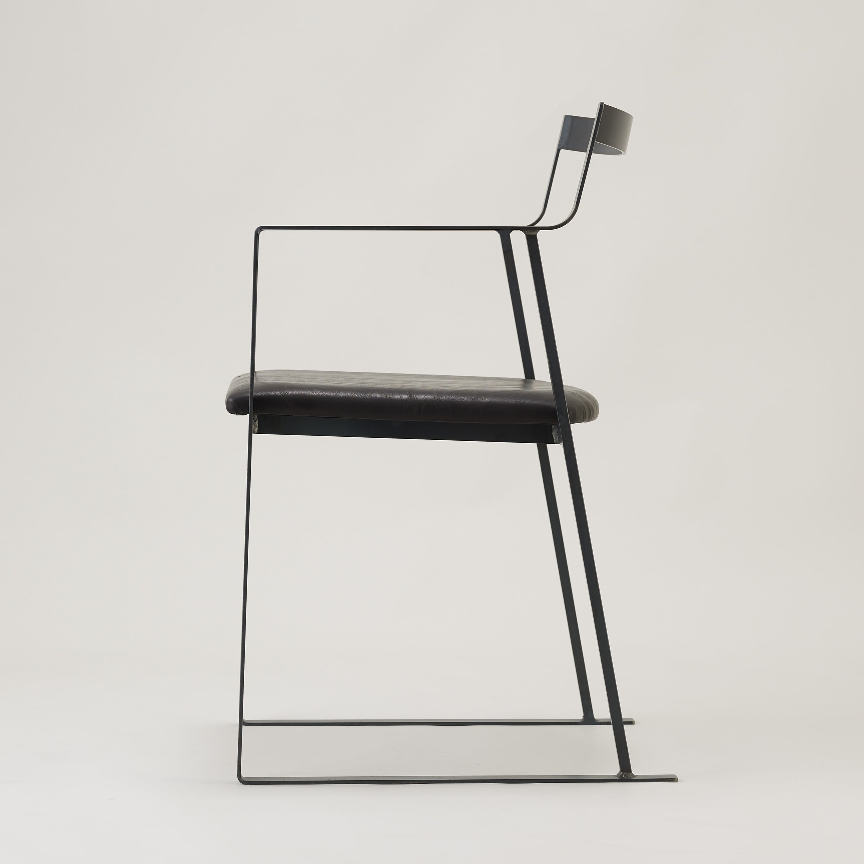 空間に「余白」を生む一筆書きチェア。OBIアームチェア【FKU2510 FB-A】 ダイニングチェア アームチェア 鉄家具 国産家具