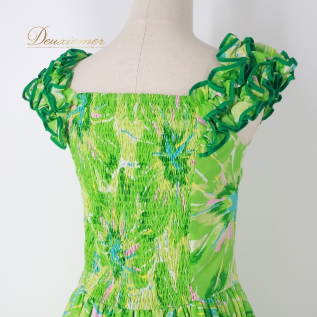 フラダンス 衣装 ワンピース ドレス グリーン系 アロハエミカ ハワイアンプリント 花柄 Aloha Emika アロハ フラ ダンス レッスン 練習 フリル フラワー 華やか 鮮やか さわやか かわいい おしゃれ ノースリーブ フラダンス衣装 かわいいデザイン おしゃれな色柄 女性用ドレス フリル付き 花模様 清涼感