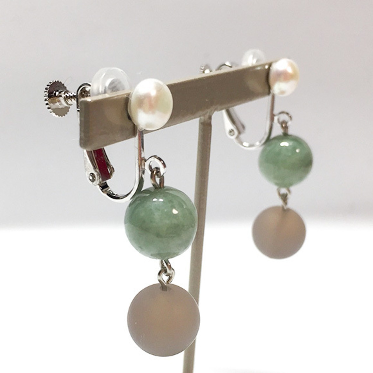 ナチュラルなニュアンスカラーが自慢！ ニュアンスカラー イヤリング & ピアス A貨翡翠 jd_mm1044